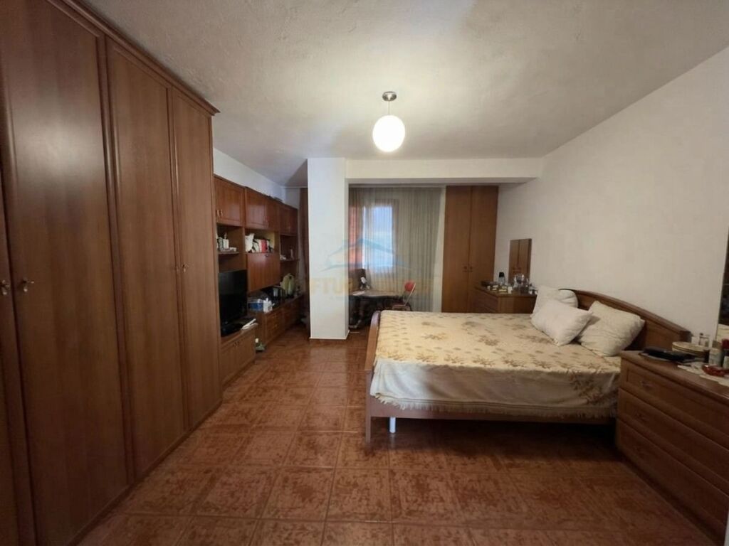 Shitet, Apartament 2+1, Zogu Zi