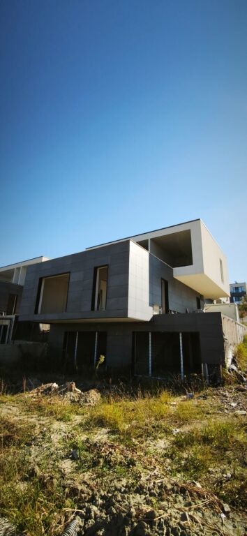 🏡 SHITET VILË PREMIUM | LAKESIDE RESIDENCE – FARKË