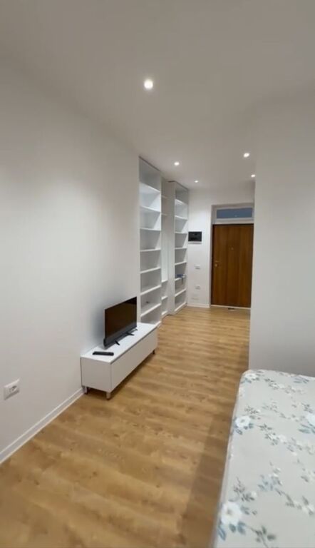 🏢Ne zonen e Rr.Barrikadave jepet me qera garsoniere 35m2,e mobiluar.55,000 Leke      