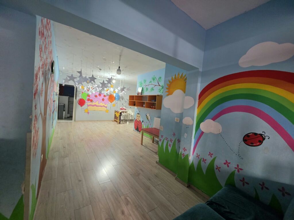 🏫 Affittasi asilo funzionale – Yzberisht  📍 Via “Tre Dëshmorët”, vicino al Nuovo Viale 💰 Prezzo: 150.000 Lek/mese (Non negoziabile)