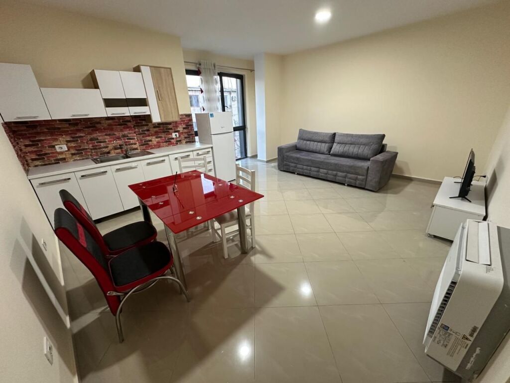 Ne zonen e 21-dhjetorit jepet me qera apartament 2+1+2, i mobiluar 650 Euro