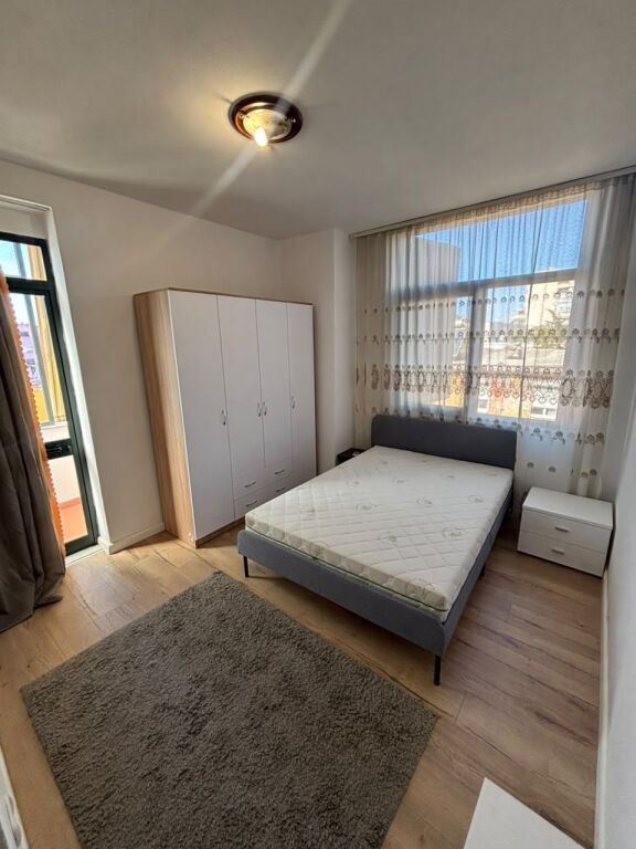 *Jepet me Qira Apartament 3+1+2 në Rrugën e Kavajës*