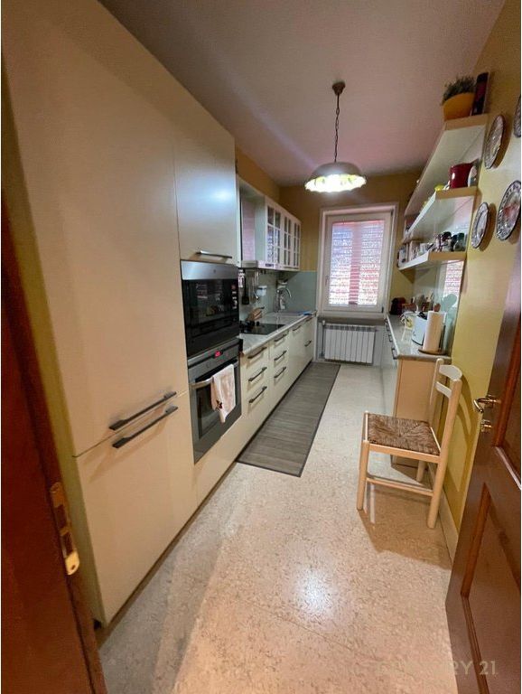 Jepet me Qira Vile 3-kateshe me pishine dhe super pamje, Petrelë, Tiranë - 3500€ | 421 m²
