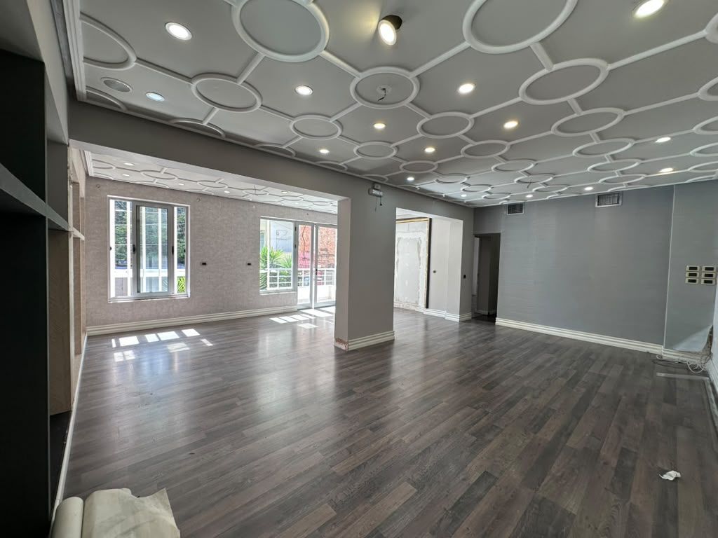 Ambient Komercial Premium 103 m² me Fasadë në Bllok | Kati 1