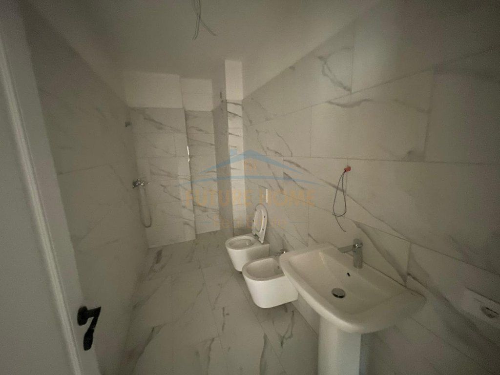 Shitet, Apartament 2+1+ Depo, Kamez, Tirane .