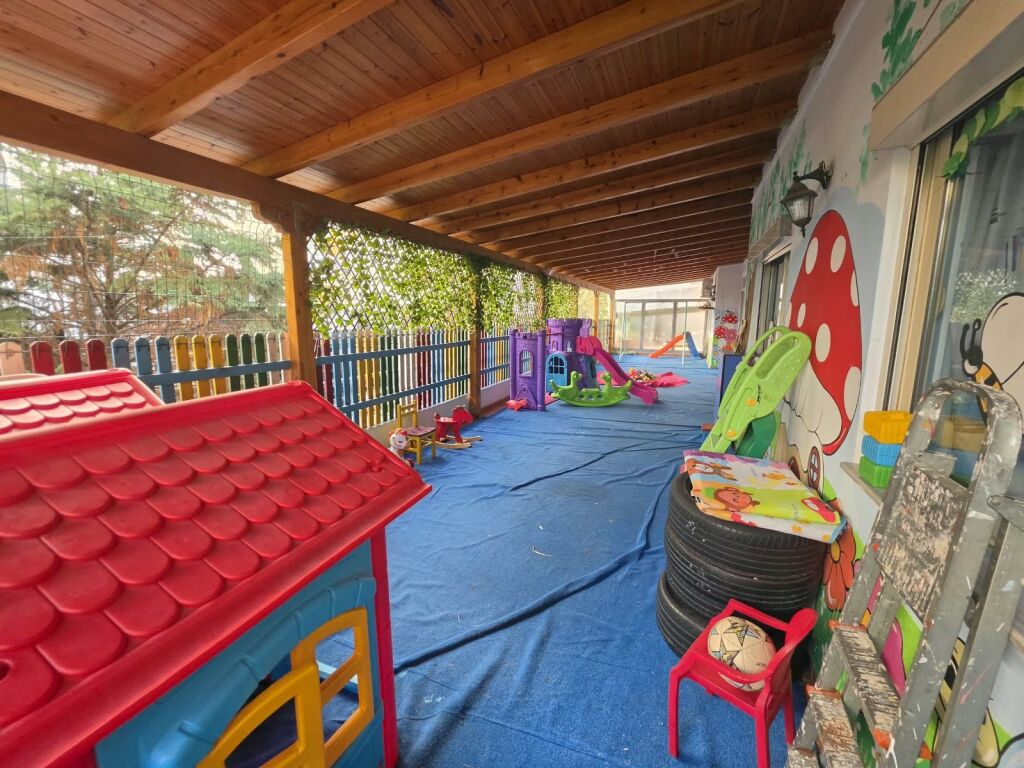 🏫 Affittasi asilo funzionale – Yzberisht  📍 Via “Tre Dëshmorët”, vicino al Nuovo Viale 💰 Prezzo: 150.000 Lek/mese (Non negoziabile)