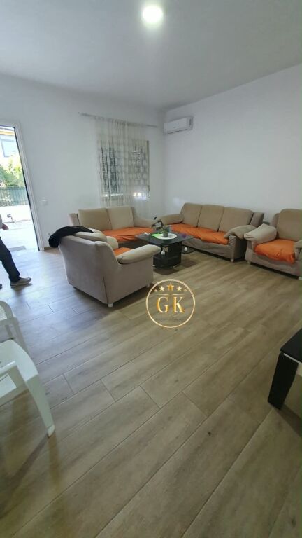 21018851 JEPET ME QERA VILA,PLAZH