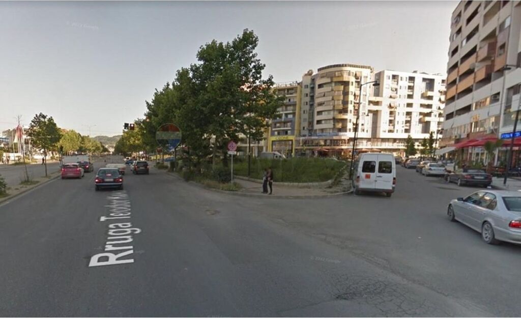 AMBIENT KOMERCIAL BUZË RRUGËS KRYESORE | ASTIR