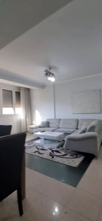Jepet apartament 3+1+2 me qira tek Rruga Him Kolli , Rruga e Kavajes , Rruga Myslym Shyri .