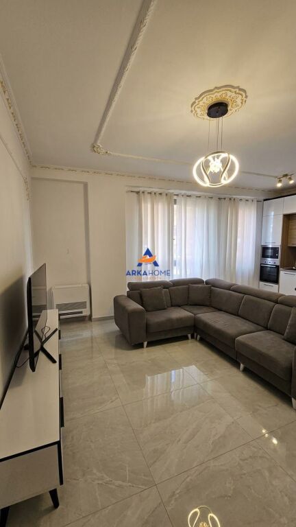 JEPET ME QERA APARTAMENT 2+1+BALLKON " RRUGA 5 MAJ, PERBALL EMERALD CENTER" 70.000 LEKE