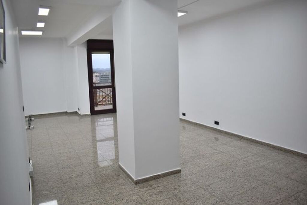 🏢 UFFICIO IN AFFITTO – CENTRO, TIRANA