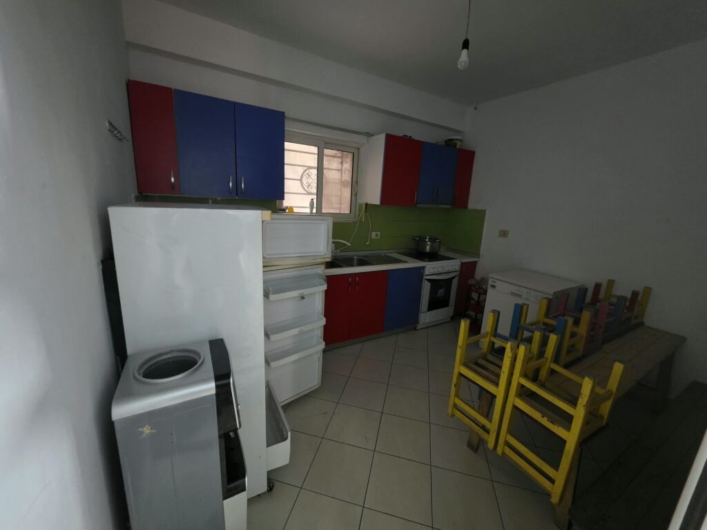 🏫 Affittasi asilo funzionale – Yzberisht  📍 Via “Tre Dëshmorët”, vicino al Nuovo Viale 💰 Prezzo: 150.000 Lek/mese (Non negoziabile)