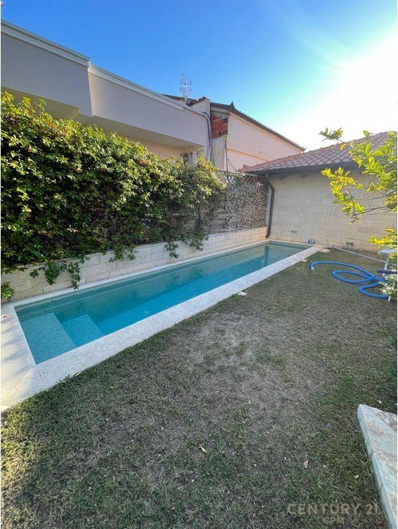 Jepet me Qira Vile 3-kateshe me pishine dhe super pamje, Petrelë, Tiranë - 3500€ | 421 m²