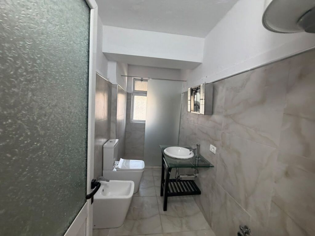 Shitet Apartament 2+1