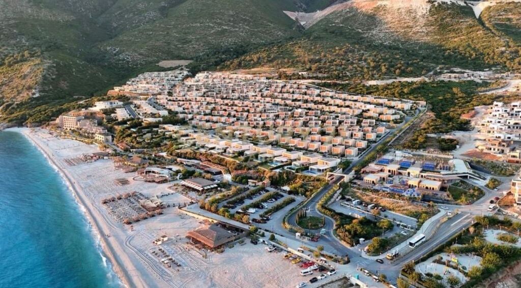 SHITET DUPLEKS LUKSOZ ME 2🅿️ DHE VERANDË ME PAMJE PANORAMIKE NË GREEN COAST 2!