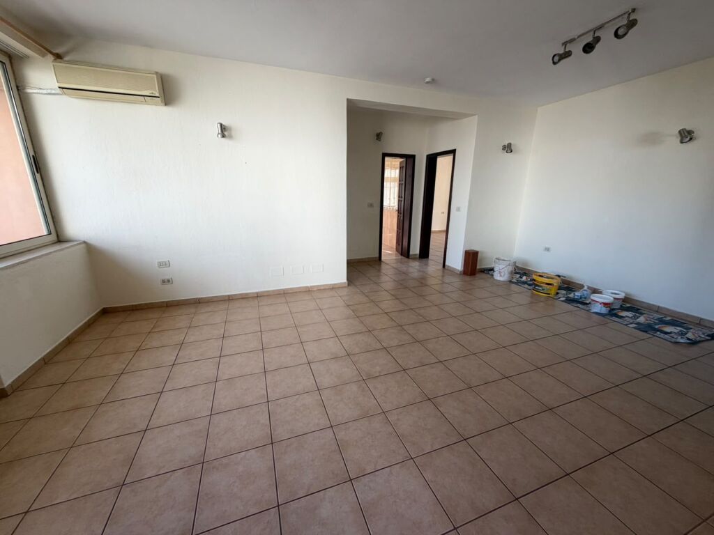 Villa su tre piani in affitto presso Kodra e Priftit