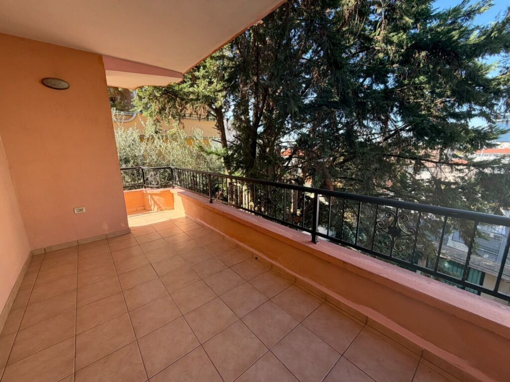 Villa su tre piani in affitto presso Kodra e Priftit