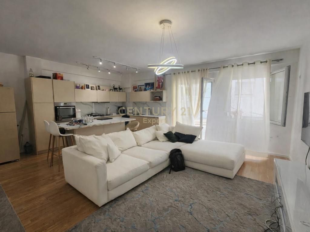 Shitet apartament 3+1 Liqeni i Thate