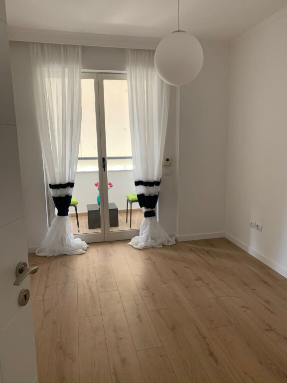 Apartament 2+1 me qira tek Rruga e Kosovarve!