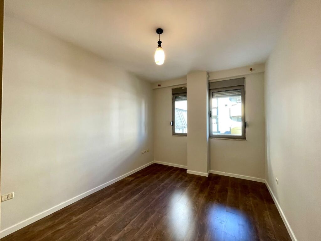 Apartment 2+1 bosh per zyra Rruga e Kavajes