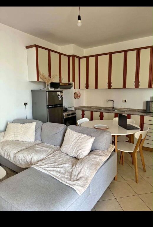 Apartament 1+1 per qera Rruga e Kavajes !