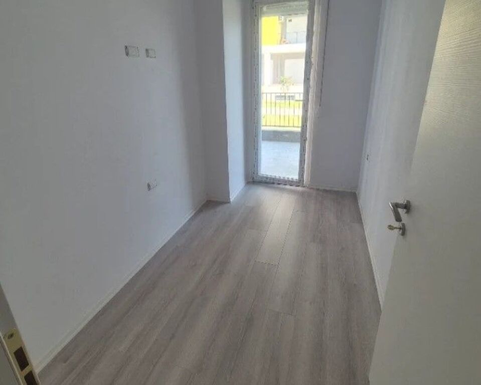 Jepet ambient biznesi me qira tek Univers City, Qtu .