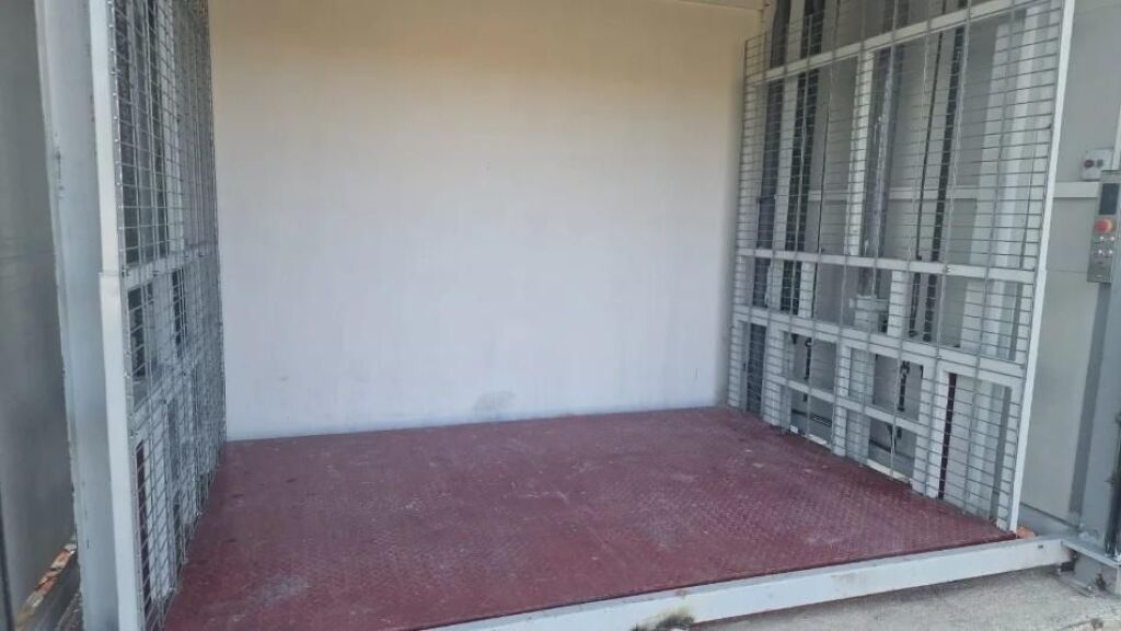 Magazine For Rent In Prush ( ID BM291) Tirane