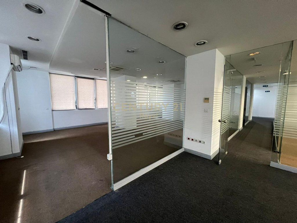 JEPET ME QIRA AMBIENT KOMERCIAL – ZOGU I ZI, TIRANË