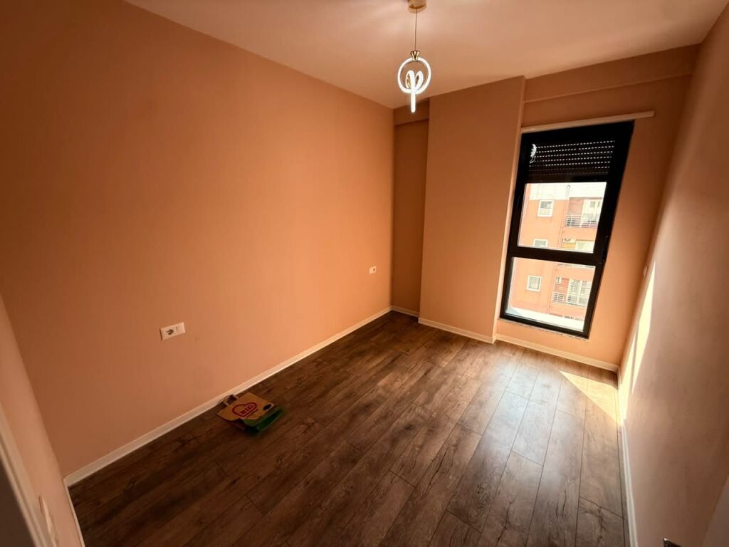 📣 AFFITTO Appartamento 2+1 Con 2 Bagni E Balcone 📍 Vicino al Nuovo Viale ✨  🏢 Nuova Costruzione 🪜 7° Piano (Con Ascensore) 🛋️ Parzialmente Arredato  💶 Prezzo 60.000 Leke/Mese