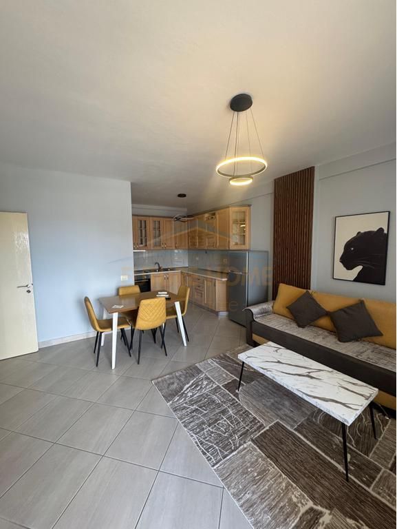 Shitet, Apartament 1+1, Rruga 5 Maji, Tirane.