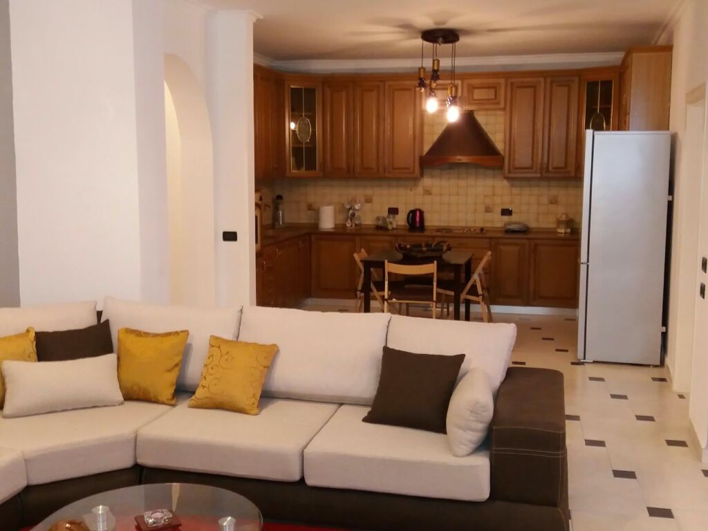 Jepet apartament 3+1 me qira tek Komuna e Parisit , prane Kristal Center .