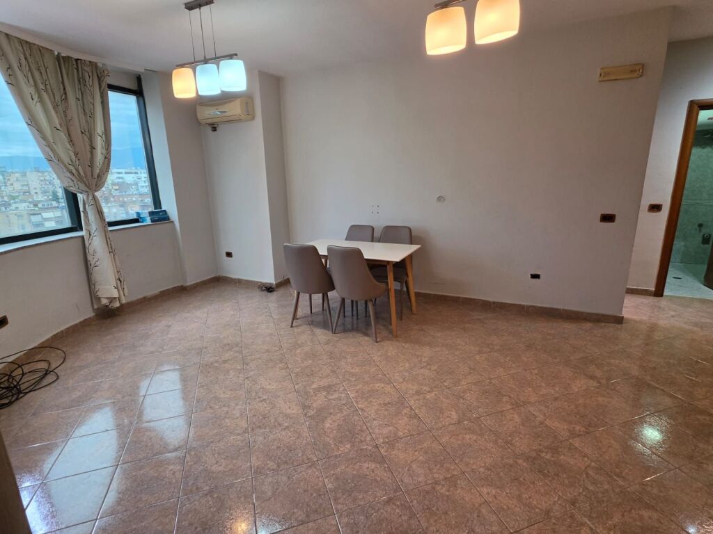 Shitet apartament  2+1 bosh kati 7 pallat i ri me 2 ashensor 85 m2.Adresa 21 dhjetori.Cmimi 235.000 euro