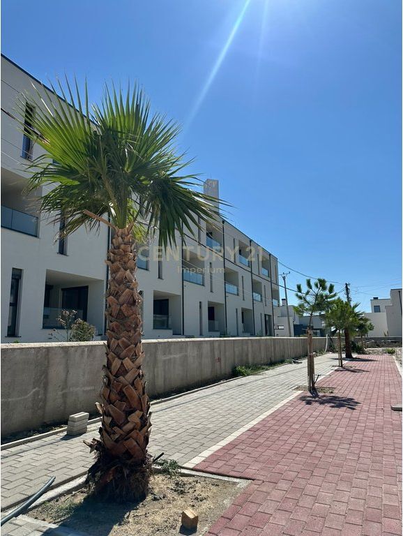 Apartament 1+1 me oborr privat në Torquoise Marina!