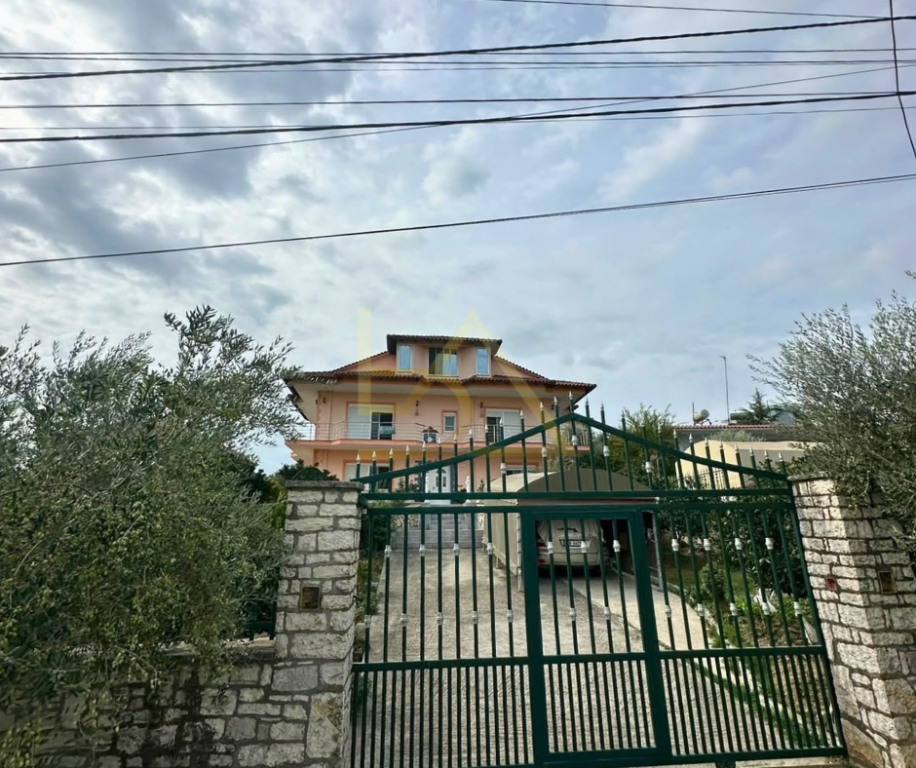 VILLA IN VENDITA – FIER
