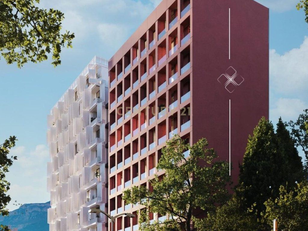 Shesim apartament 1+1 + post parkimi tek Oberon, St i Trenit !!