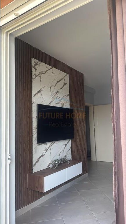 Shitet, Apartament 1+1, Rruga 5 Maji, Tirane.