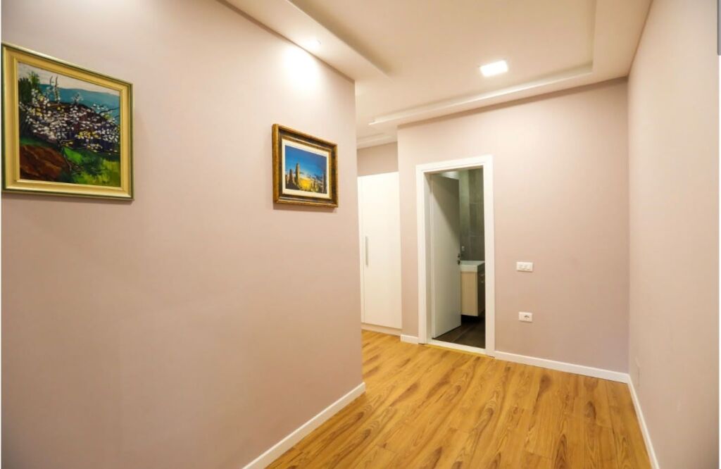 🏡 APARTAMENT MODERN 2+1+2 ME QIRA – QENDËR