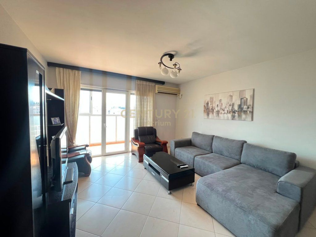 Apartament 2+1+2 per shitje te Materniteti I Ri