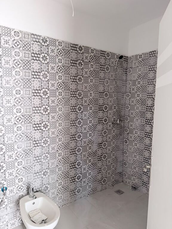 Shitet apartament 1+1+post ne Shkoze