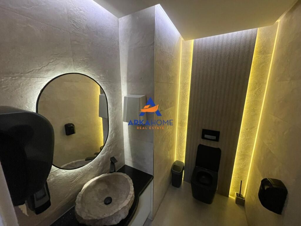 VENDESI COMMERCIALE IN VENDITA+VERANDA 260 M2 "VIA NDRE MJEDA, EX PARCO DEGLI AUTOBUS" 800.000 EURO