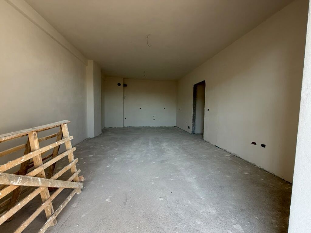 Shitet Apartamet 2+1 Paskuqan