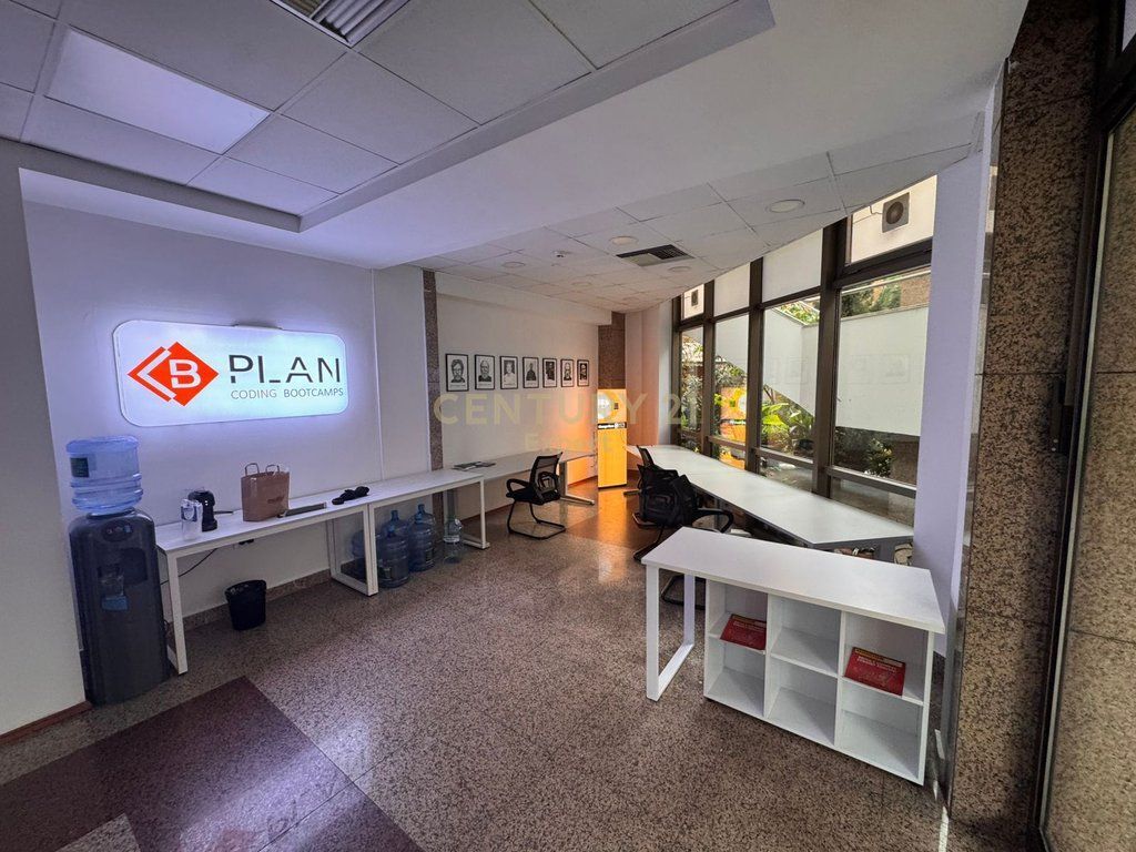 Locale commerciale al piano terra in affitto a Wilson Square!!!