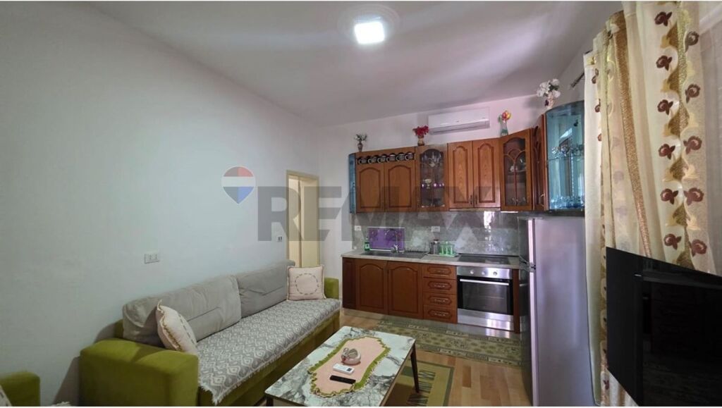Apartament 2+1 me qera,prane Shkolles Reald