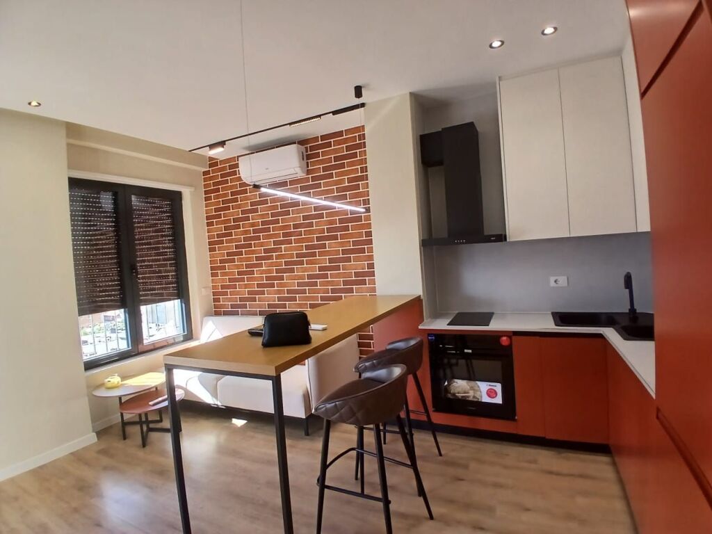 Jepet me qera Apartamenti 1+1 , rruga Karl Gega 600 Mije leke