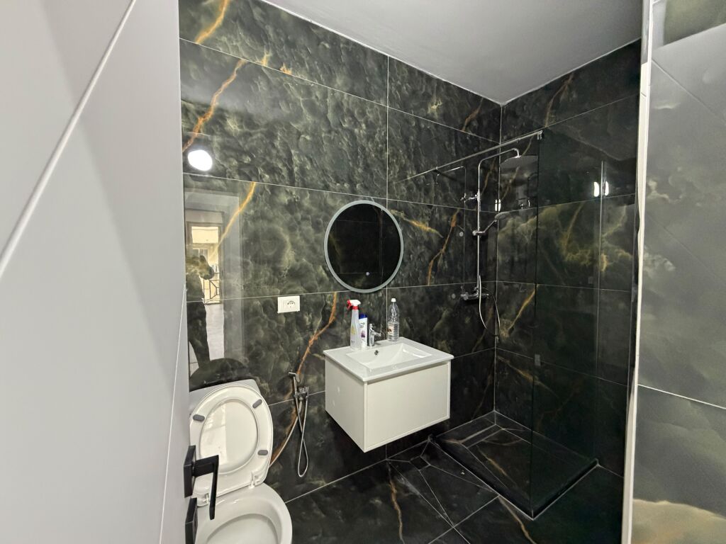 Shitet Apartament 2+1+2 ballkone ne Plazh Iliria