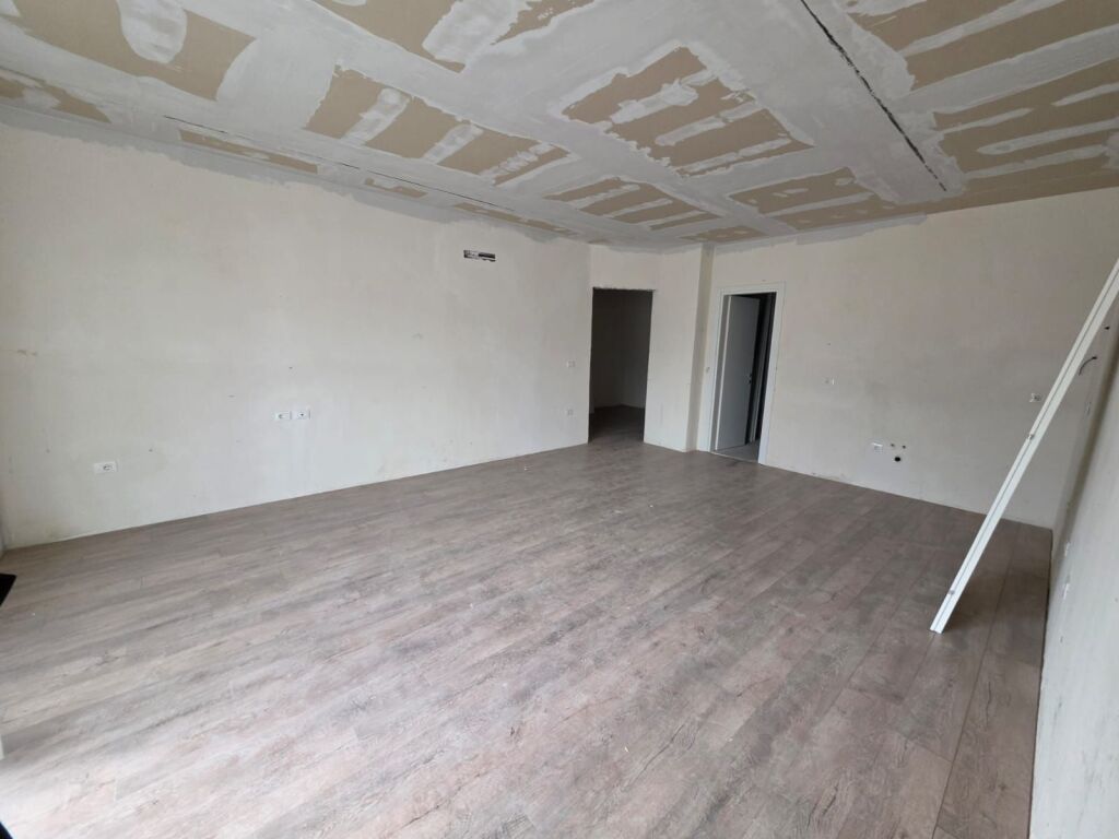 Shitet apartament 1+1 78 m2 kati 9 pallati 2026 po futen njerzit brenda tani, me 2 ashensor dhe me ballkon.Adresa rruga Qemal Stafa siper shkolles kuqe.Cmimi 165.000 euro.