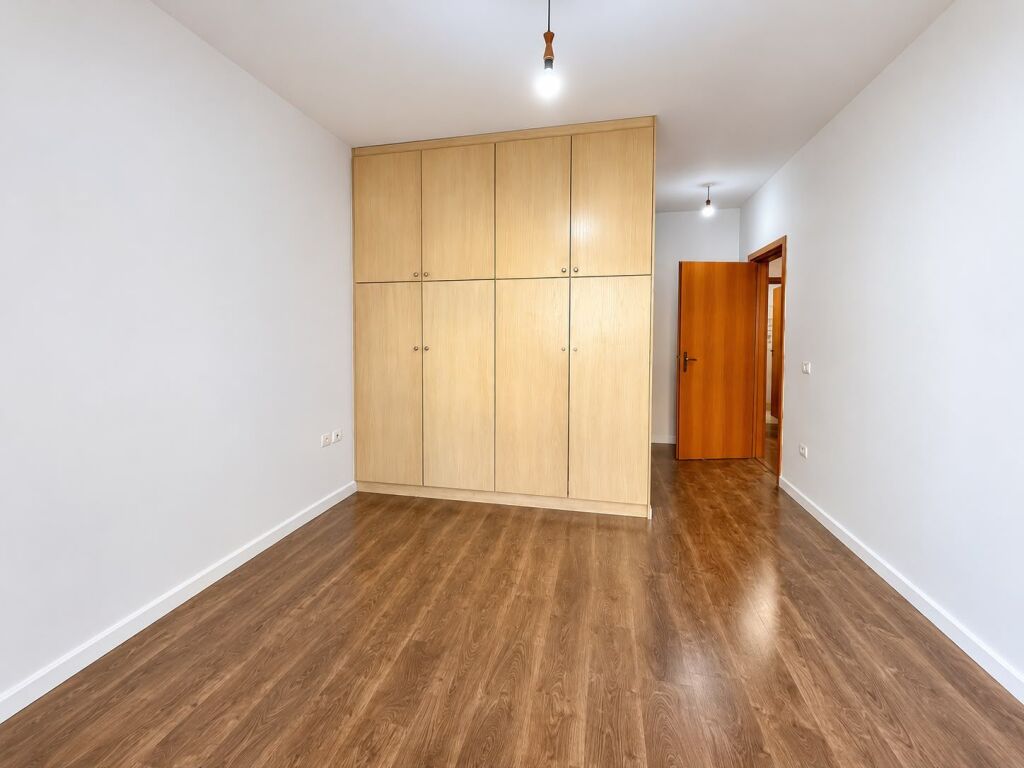 AMBIENT 2+1 PËR ZYRA ME QIRA – RRUGA E KAVAJËS