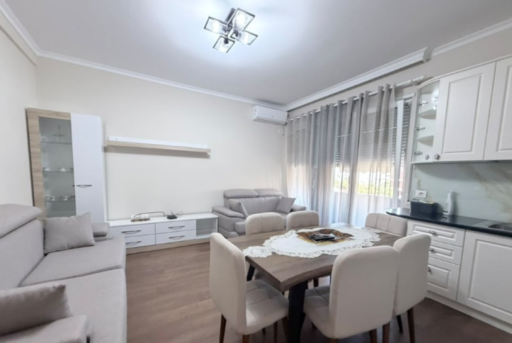 Apartament 2+1 Me Qira në Komunën e Parisit, Tiranë !