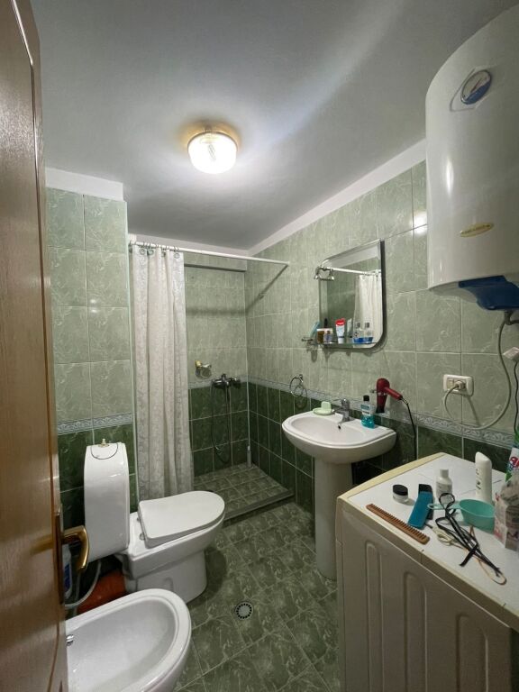 🏢Pak minuta larg Shkolles se Kuqe,jepet me qera apartament 2+1+2,i mobiluar.60,000Leke    