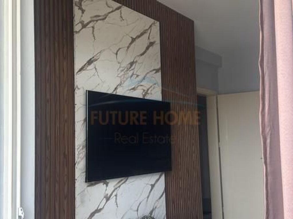 Shitet, Apartament 1+1, Rruga 5 Maji, Tirane.